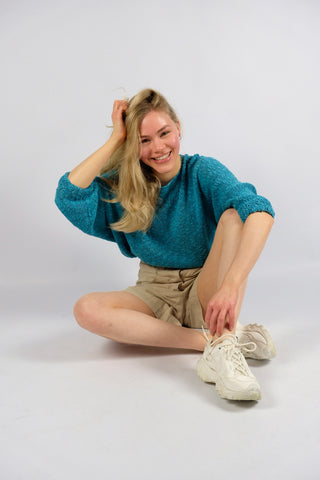 handmade 80s/90s Sommerpullover in Türkis, kürzerer und lockerer Schnitt mit ¾-Ärmeln – ideal für eine XS oder S je nach gewünschter Passform und ein absolutes Highlight
