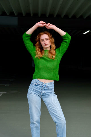 90s Basic Pullover aus geripptem Mohair-Mix in tollem Grün – figurnaher und kürzerer Schnitt mit ¾-Ärmeln – Größe S und ein Basic Highlight