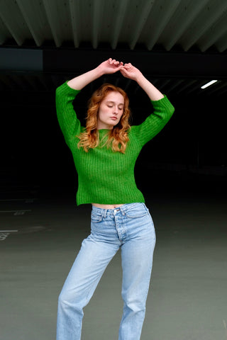 90s Basic Pullover aus geripptem Mohair-Mix in tollem Grün – figurnaher und kürzerer Schnitt mit ¾-Ärmeln – Größe S und ein Basic Highlight