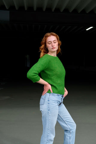 90s Basic Pullover aus geripptem Mohair-Mix in tollem Grün – figurnaher und kürzerer Schnitt mit ¾-Ärmeln – Größe S und ein Basic Highlight