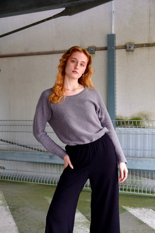Grauer Preloved (Secondhand) Pullover von der Fair Fashion Marke Grüne Erde – bewusst lockerer Schnitt mit Rundhalskragen und hochwertige Materialmischung aus Baumwolle und Alpaka – fair gefertigt in Peru, Größe M/L und ein Basic Highlight