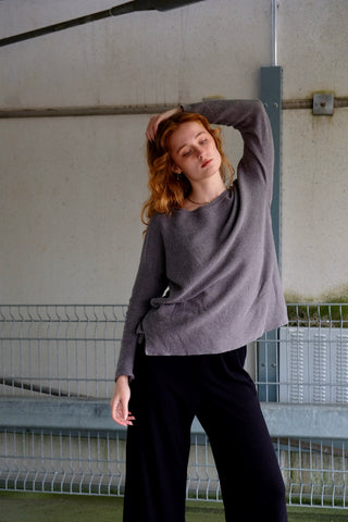 Grauer Preloved (Secondhand) Pullover von der Fair Fashion Marke Grüne Erde – bewusst lockerer Schnitt mit Rundhalskragen und hochwertige Materialmischung aus Baumwolle und Alpaka – fair gefertigt in Peru, Größe M/L und ein Basic Highlight