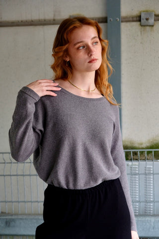 Grauer Preloved (Secondhand) Pullover von der Fair Fashion Marke Grüne Erde – bewusst lockerer Schnitt mit Rundhalskragen und hochwertige Materialmischung aus Baumwolle und Alpaka – fair gefertigt in Peru, Größe M/L und ein Basic Highlight
