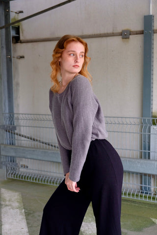 Grauer Preloved (Secondhand) Pullover von der Fair Fashion Marke Grüne Erde – bewusst lockerer Schnitt mit Rundhalskragen und hochwertige Materialmischung aus Baumwolle und Alpaka – fair gefertigt in Peru, Größe M/L und ein Basic Highlight