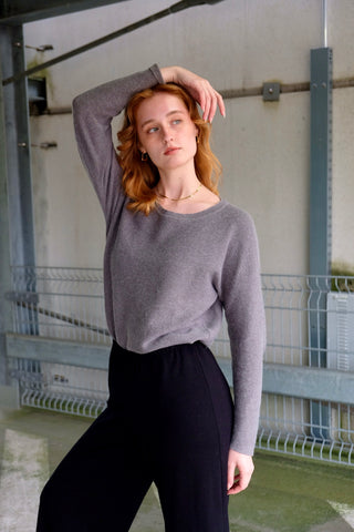 Grauer Preloved (Secondhand) Pullover von der Fair Fashion Marke Grüne Erde – bewusst lockerer Schnitt mit Rundhalskragen und hochwertige Materialmischung aus Baumwolle und Alpaka – fair gefertigt in Peru, Größe M/L und ein Basic Highlight
