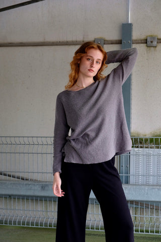 Grauer Preloved (Secondhand) Pullover von der Fair Fashion Marke Grüne Erde – bewusst lockerer Schnitt mit Rundhalskragen und hochwertige Materialmischung aus Baumwolle und Alpaka – fair gefertigt in Peru, Größe M/L und ein Basic Highlight