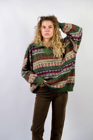 90s Half Zip Pullover mit tollem Norwegermuster in Olivgrün, Dunkelrot, Blau, Grau und Creme/Beige – unisex tragbar, entspricht ca. einer heutigen Herren-L, für Damen empfehlen wir den Pullover einer L bis XL je nach gewünschter Passform – ein absolutes Highlight