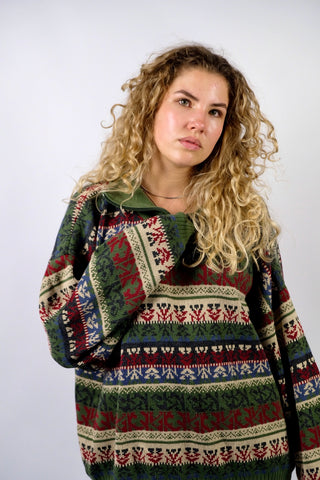 90s Half Zip Pullover mit tollem Norwegermuster in Olivgrün, Dunkelrot, Blau, Grau und Creme/Beige – unisex tragbar, entspricht ca. einer heutigen Herren-L, für Damen empfehlen wir den Pullover einer L bis XL je nach gewünschter Passform – ein absolutes Highlight