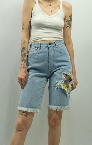 hellblaue 90s Bermuda Jeansshorts mit High Waist Bundhöhe, Fransen und Patch am Bein