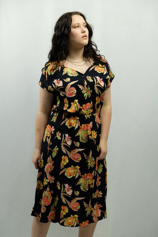 schwarzes 90s Kleid mit buntem, abstrakt-floralem Muster und stretchy Gummizug in der Taille – zu empfehlen für eine heutige L bis XL