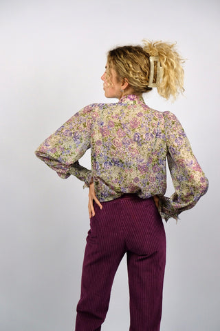 Halbtransparente, locker geschnittene 70s Bluse mit Schluppenkragen, tollen Puff-/Ballonärmeln sowie floralem Muster in Creme, Grün, Flieder und Pink/Rosa – ideal für eine heutige XS und ein absolutes Highlight