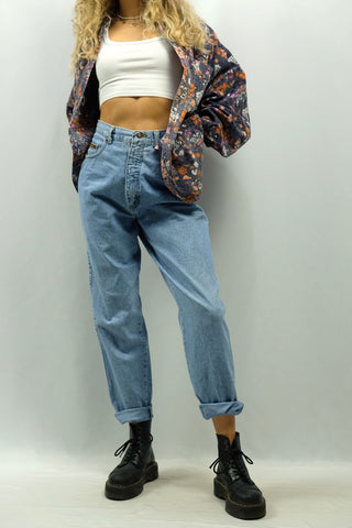 80s/90s Wrangler Jeans in hellblauer Waschung mit hoher Taille und lockerem Mom Fit – ein absolutes Highlight und zu empfehlen für die Zwischengröße M/L, bitte Maße beachten