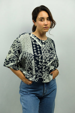 Cropped 90s Bluse mit Crazy Pattern Print in Tief Dunkelblau/Blauschwarz und Cremeweiß – ein absolutes Highlight – wir empfehlen die Bluse einer XL