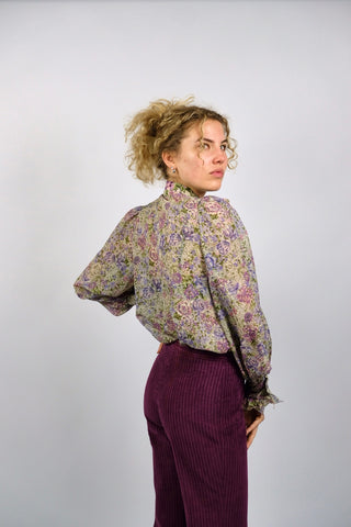 Halbtransparente, locker geschnittene 70s Bluse mit Schluppenkragen, tollen Puff-/Ballonärmeln sowie floralem Muster in Creme, Grün, Flieder und Pink/Rosa – ideal für eine heutige XS und ein absolutes Highlight