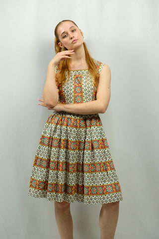 Handmade 70s Baumwollkleid mit eckigem Ausschnitt, seitlichem Reißverschluss und buntem Boho Print – wir empfehlen das Kleid einer schmalen S oder der Zwischengröße XS/S – ein wahres Unikat und absolutes Highlight