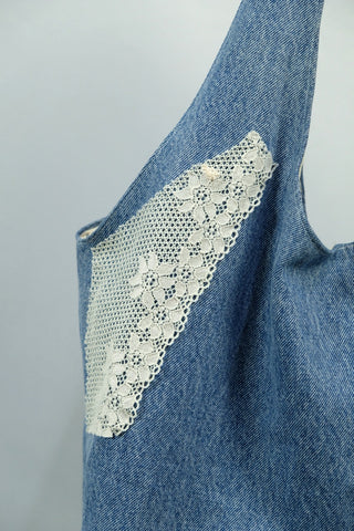 Hellblaue 90s/00s Handmade Jeanstasche mit Details aus Spitze – ein wahres Unikat und absolutes Highlight