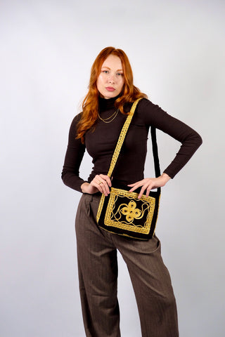 Dunkelbraune 70s Boho Samttasche mit goldenen Stickereien und kleinen Spiegeln, verschließbar mit einem Reißverschluss – ein absolutes Highlight