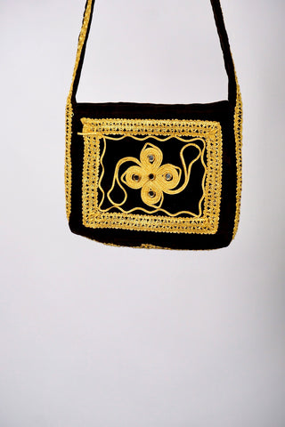 Dunkelbraune 70s Boho Samttasche mit goldenen Stickereien und kleinen Spiegeln, verschließbar mit einem Reißverschluss – ein absolutes Highlight