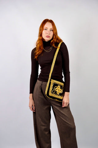 Dunkelbraune 70s Boho Samttasche mit goldenen Stickereien und kleinen Spiegeln, verschließbar mit einem Reißverschluss – ein absolutes Highlight