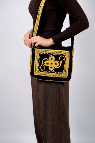 Dunkelbraune 70s Boho Samttasche mit goldenen Stickereien und kleinen Spiegeln, verschließbar mit einem Reißverschluss – ein absolutes Highlight