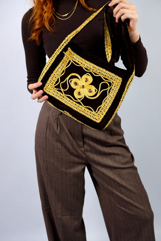 Dunkelbraune 70s Boho Samttasche mit goldenen Stickereien und kleinen Spiegeln, verschließbar mit einem Reißverschluss – ein absolutes Highlight