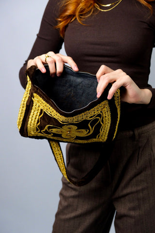Dunkelbraune 70s Boho Samttasche mit goldenen Stickereien und kleinen Spiegeln, verschließbar mit einem Reißverschluss – ein absolutes Highlight