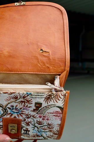 70s/80s Umhängetasche aus cognacbraunem Echtleder und gewebtem Stoff mit Gobelinmuster – mit längenverstellbarem Trageriemen und drei Fächern, von denen eins mit einem Reißverschluss ausgestattet ist – ein absolutes Highlight