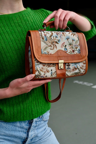 70s/80s Umhängetasche aus cognacbraunem Echtleder und gewebtem Stoff mit Gobelinmuster – mit längenverstellbarem Trageriemen und drei Fächern, von denen eins mit einem Reißverschluss ausgestattet ist – ein absolutes Highlight