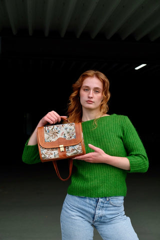 70s/80s Umhängetasche aus cognacbraunem Echtleder und gewebtem Stoff mit Gobelinmuster – mit längenverstellbarem Trageriemen und drei Fächern, von denen eins mit einem Reißverschluss ausgestattet ist – ein absolutes Highlight