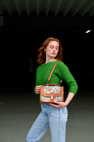 70s/80s Umhängetasche aus cognacbraunem Echtleder und gewebtem Stoff mit Gobelinmuster – mit längenverstellbarem Trageriemen und drei Fächern, von denen eins mit einem Reißverschluss ausgestattet ist – ein absolutes Highlight