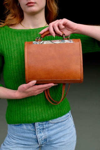 70s/80s Umhängetasche aus cognacbraunem Echtleder und gewebtem Stoff mit Gobelinmuster – mit längenverstellbarem Trageriemen und drei Fächern, von denen eins mit einem Reißverschluss ausgestattet ist – ein absolutes Highlight