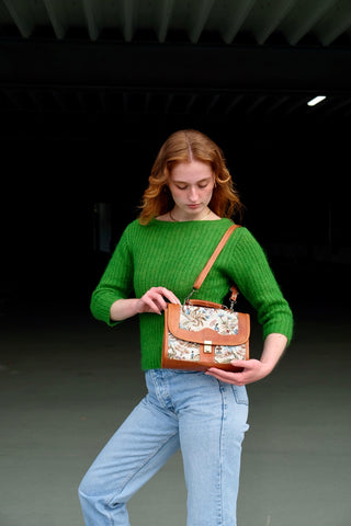 70s/80s Umhängetasche aus cognacbraunem Echtleder und gewebtem Stoff mit Gobelinmuster – mit längenverstellbarem Trageriemen und drei Fächern, von denen eins mit einem Reißverschluss ausgestattet ist – ein absolutes Highlight