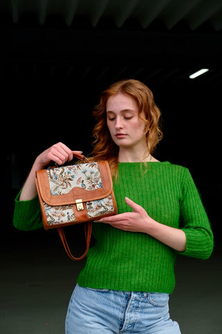 70s/80s Umhängetasche aus cognacbraunem Echtleder und gewebtem Stoff mit Gobelinmuster – mit längenverstellbarem Trageriemen und drei Fächern, von denen eins mit einem Reißverschluss ausgestattet ist – ein absolutes Highlight