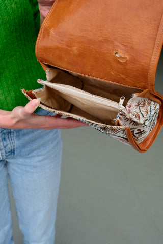 70s/80s Umhängetasche aus cognacbraunem Echtleder und gewebtem Stoff mit Gobelinmuster – mit längenverstellbarem Trageriemen und drei Fächern, von denen eins mit einem Reißverschluss ausgestattet ist – ein absolutes Highlight