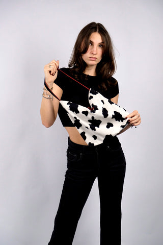 00s Tasche mit tollem Kuhmuster in Schwarz/Weiß und roten Details – ein absolutes Highlight