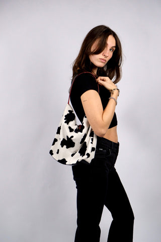 00s Tasche mit tollem Kuhmuster in Schwarz/Weiß und roten Details – ein absolutes Highlight
