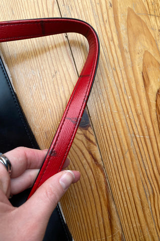 00s Tasche mit tollem Kuhmuster in Schwarz/Weiß und roten Details – ein absolutes Highlight