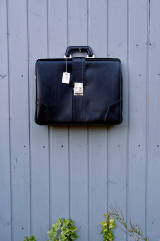 70s Deadstock Aktentasche in Schwarz (vermutlich Kunstleder) mit dazugehörigem Schlüssel – ein absolutes Highlight