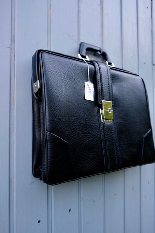 70s Deadstock Aktentasche in Schwarz (vermutlich Kunstleder) mit dazugehörigem Schlüssel – ein absolutes Highlight
