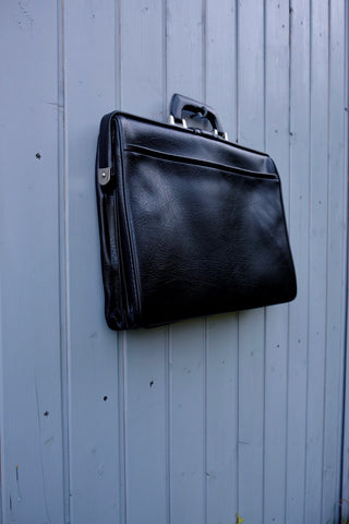 70s Deadstock Aktentasche in Schwarz (vermutlich Kunstleder) mit dazugehörigem Schlüssel – ein absolutes Highlight