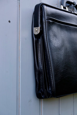 70s Deadstock Aktentasche in Schwarz (vermutlich Kunstleder) mit dazugehörigem Schlüssel – ein absolutes Highlight