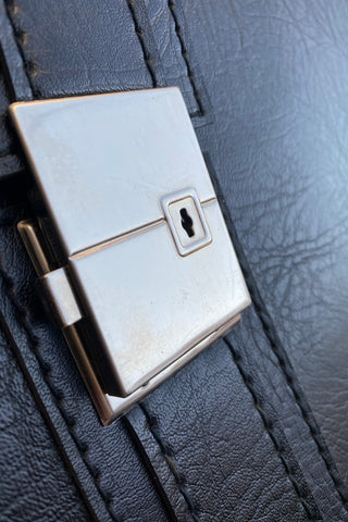 70s Deadstock Aktentasche in Schwarz (vermutlich Kunstleder) mit dazugehörigem Schlüssel – ein absolutes Highlight