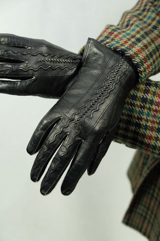 schwarze 70s Handschuhe aus weichem Glattleder mit schönen Details, fallen eher kleiner aus (ca.6 ½ bzw. XS/S, bitte Maße beachten)