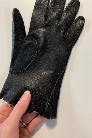 Schwarze Lederhandschuhe aus den 70s mit schönem Lochmuster, die angegebene Größe ist 6¾, fallen jedoch kleiner aus (ca. wie eine 5½ bzw. XS/S, bitte Maße beachten)