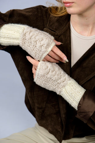Handmade Handschuhe in fingerlosem Stil aus Schurwolle-Mix-Garn in Cremeweiß mit Zopfstrickdetails in Beige. Das Bündchen kann je nach Belieben auch umgeschlagen getragen werden.