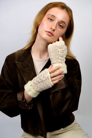 Handmade Handschuhe in fingerlosem Stil aus Schurwolle-Mix-Garn in Cremeweiß mit Zopfstrickdetails in Beige. Das Bündchen kann je nach Belieben auch umgeschlagen getragen werden.