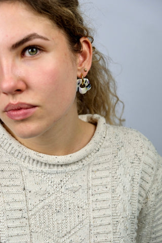 Polymer Clay Ohrringe mit Anhänger in Blumenform.