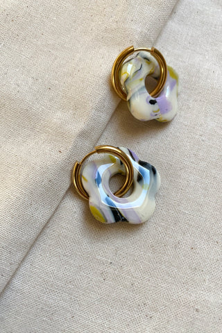 Polymer Clay Ohrringe mit Anhänger in Blumenform.