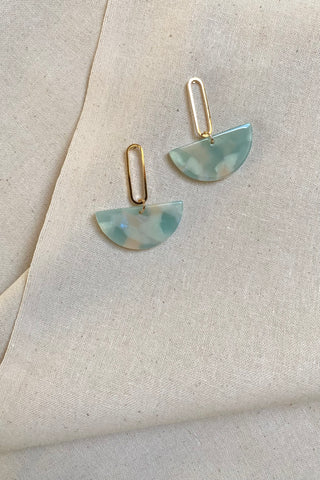 Acryl Ohrringe mit geometrischem Anhänger.