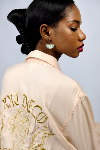 Acryl Ohrringe mit geometrischem Anhänger.